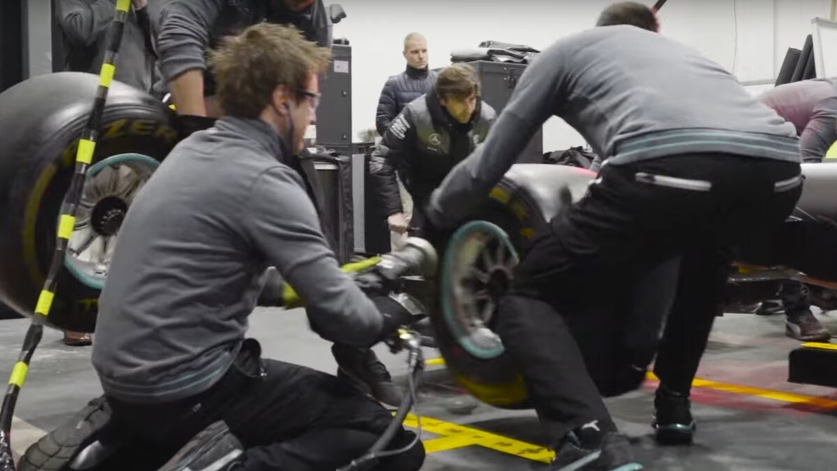Formula 1, il primo pit stop Mercedes coi "gommoni"