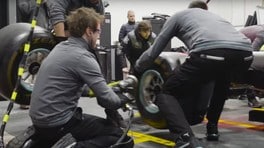 Formula 1, il primo pit stop Mercedes coi "gommoni"
