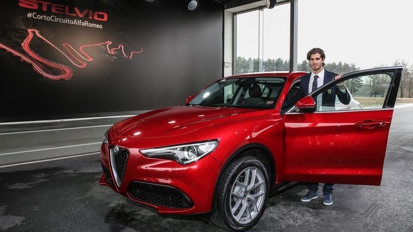 Giovinazzi presenta l'Alfa Romeo Stelvio