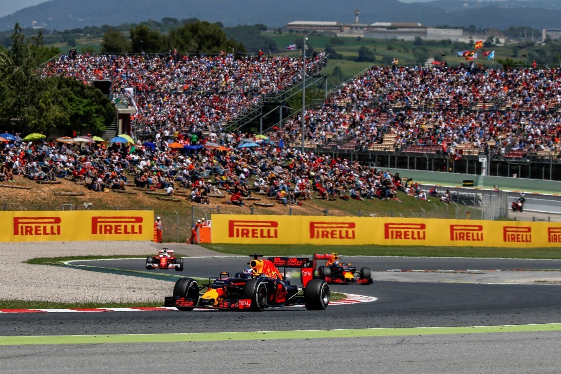 Ricciardo: "Sorpassi più difficili, seguiteci sui curvoni"