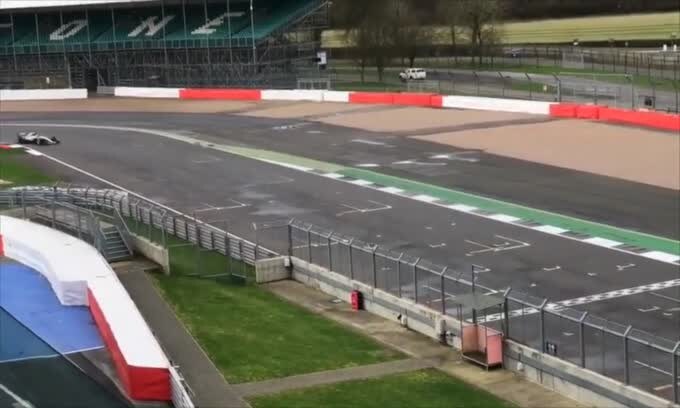 Hamilton, primi giri di pista con la Mercedes W08
