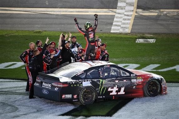 Nascar, Kurt Busch resiste e vince Daytona