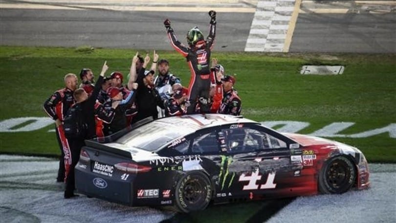 Nascar, Kurt Busch resiste e vince Daytona