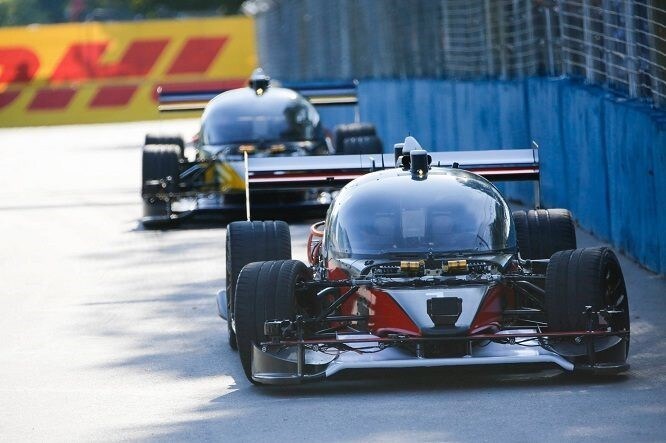 Ma piantatevela con le corse di auto-robot senza pilota!