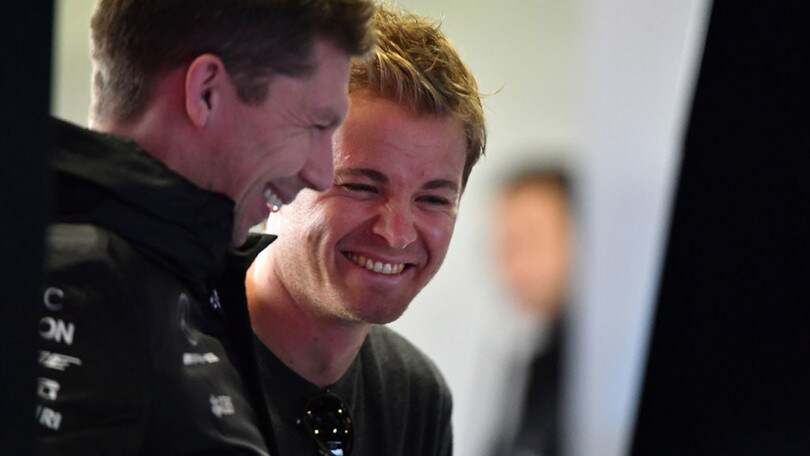 Test F1 Barcellona, Nico Rosberg torna ai box