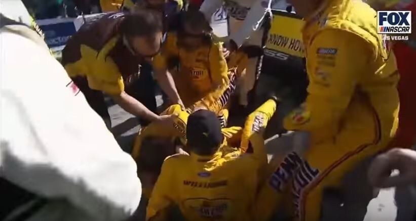 Nascar, Truex vince la prima, rissa Busch-Logano in pit-lane