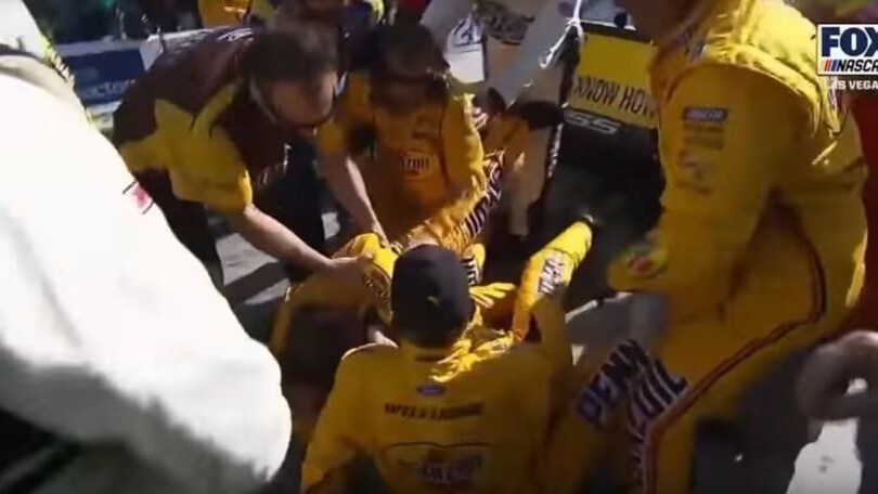 Nascar, Truex vince la prima, rissa Busch-Logano in pit-lane