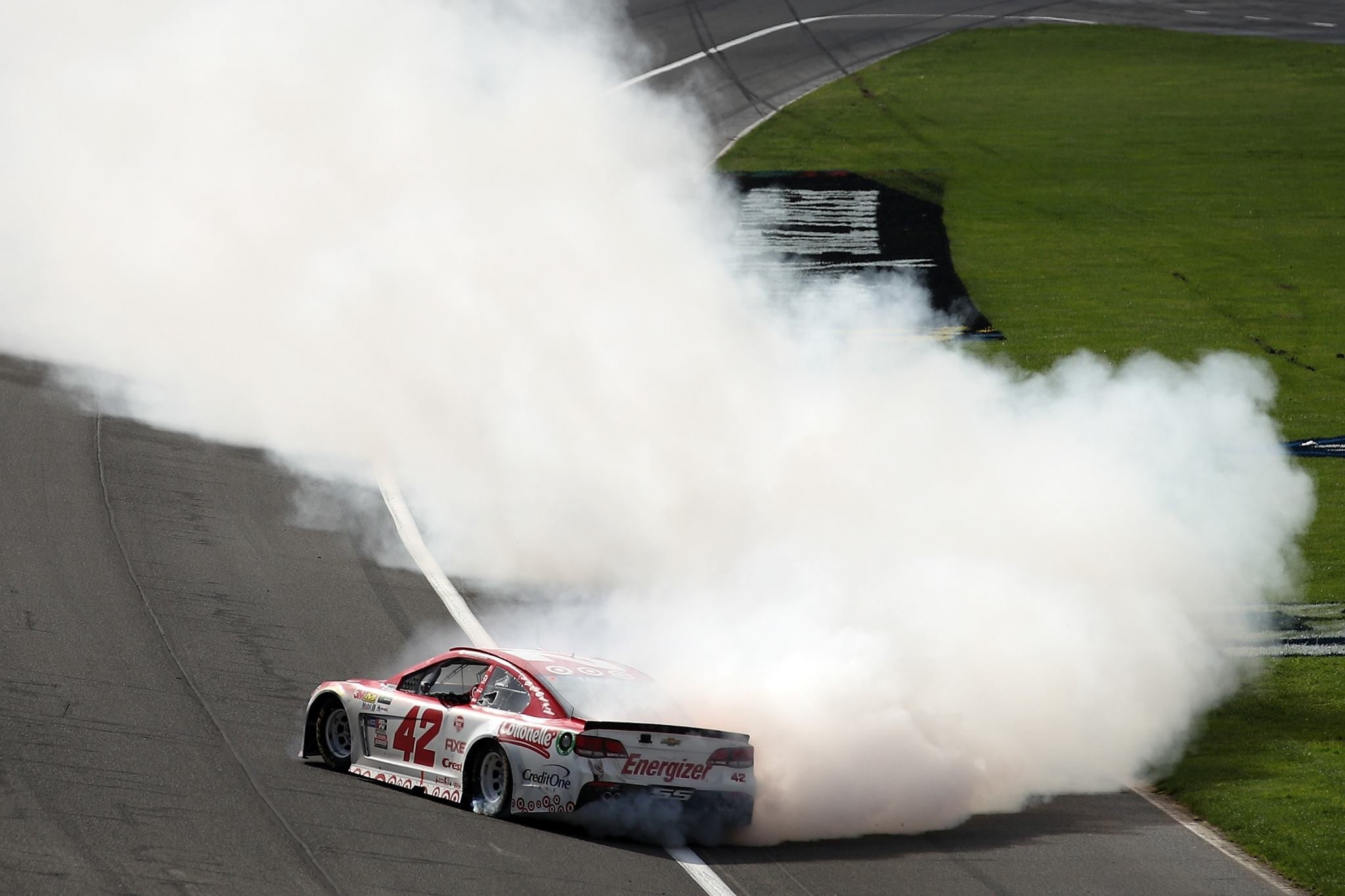 Nascar, Larson rompe l’incantesimo