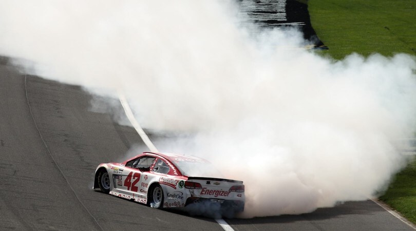 Nascar, Larson rompe l’incantesimo