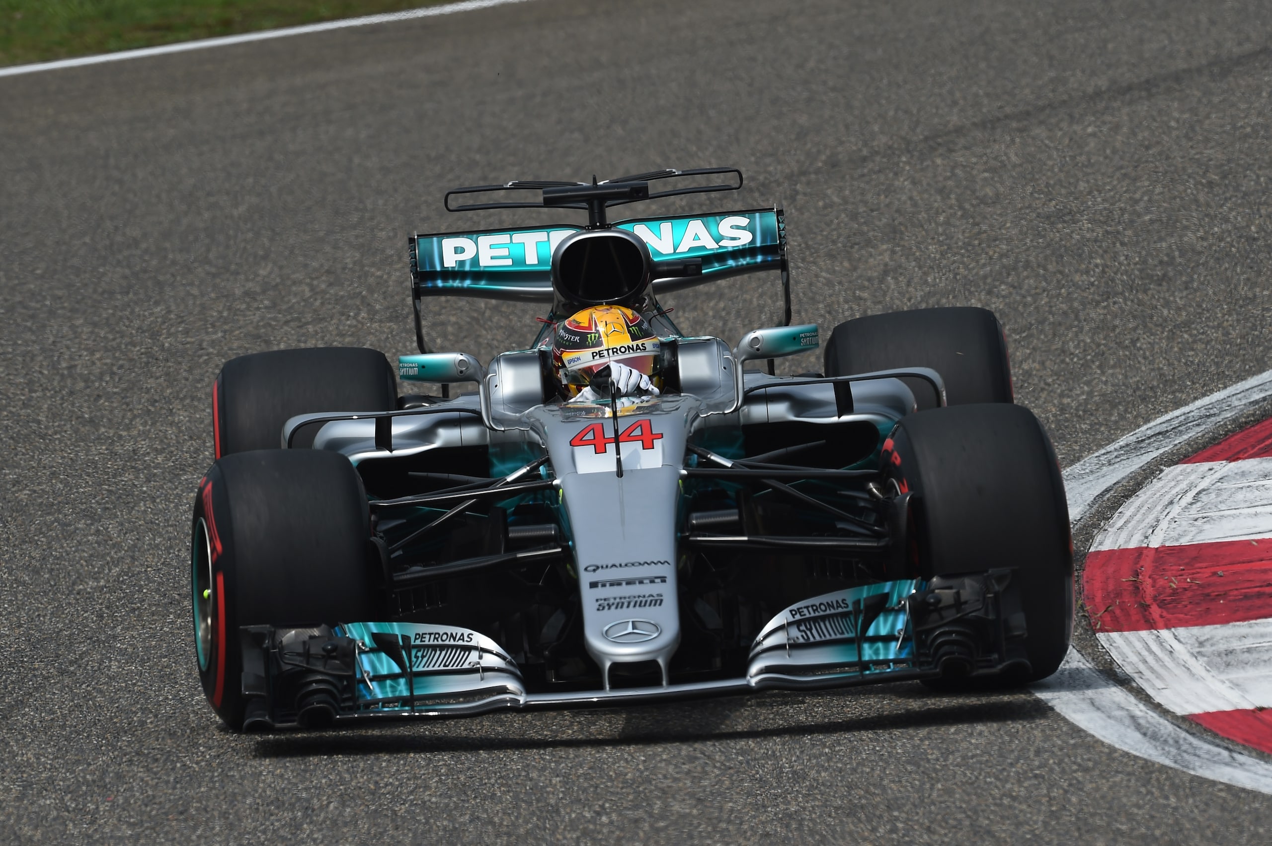 Formula 1 Cina: pole record per Hamilton, prima fila per Vettel