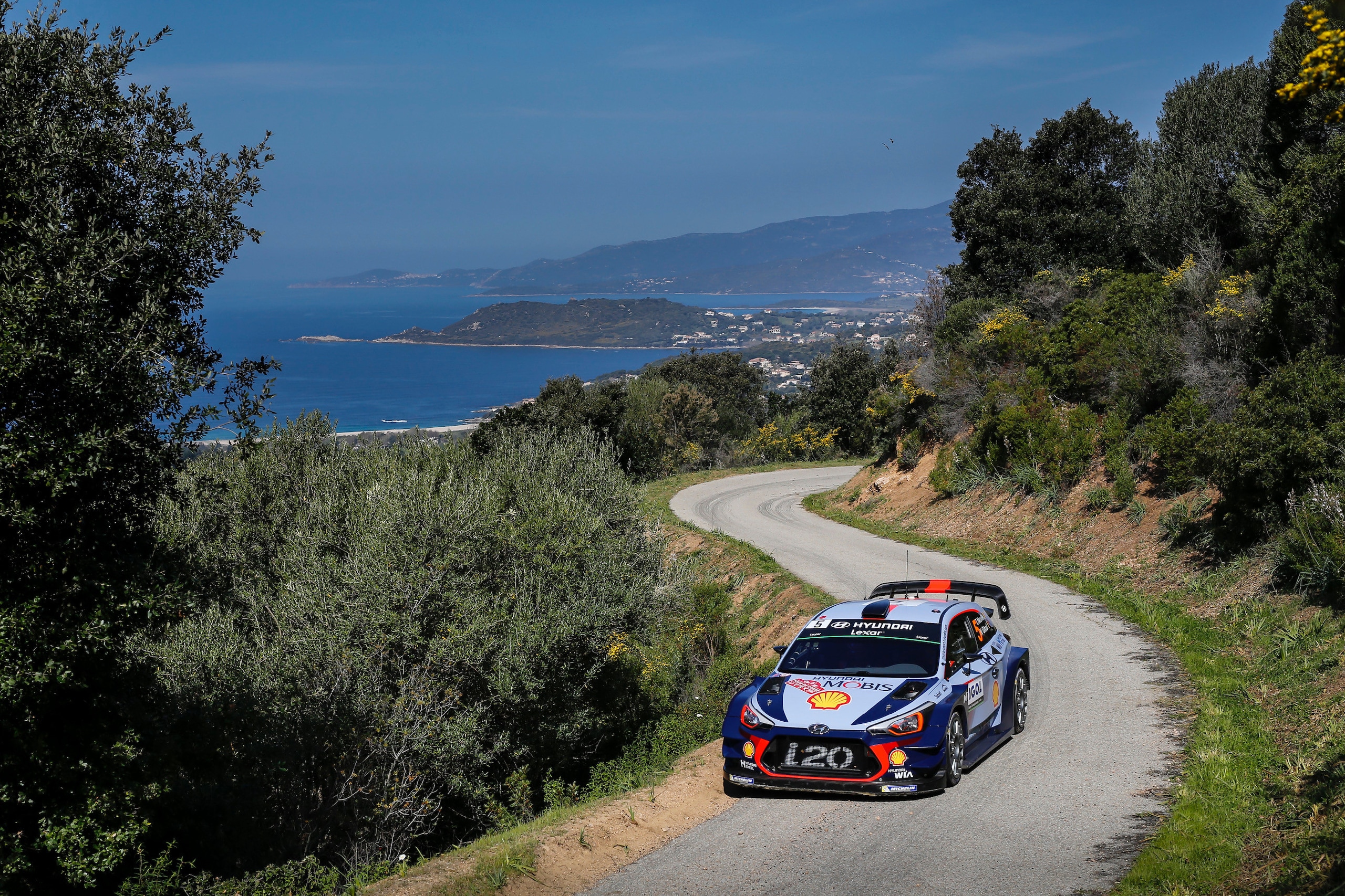 Tour de Corse, Meeke rompe, Neuville ne approfitta