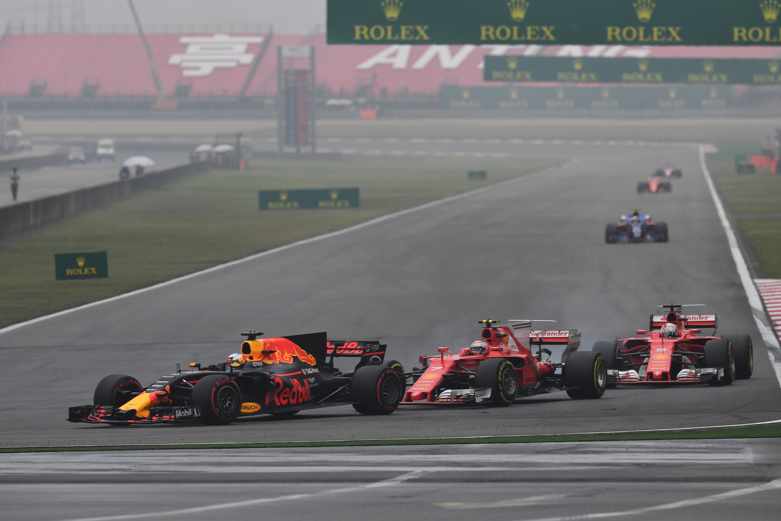 Formula 1 Cina, il trenino ha fatto perdere il treno a Vettel