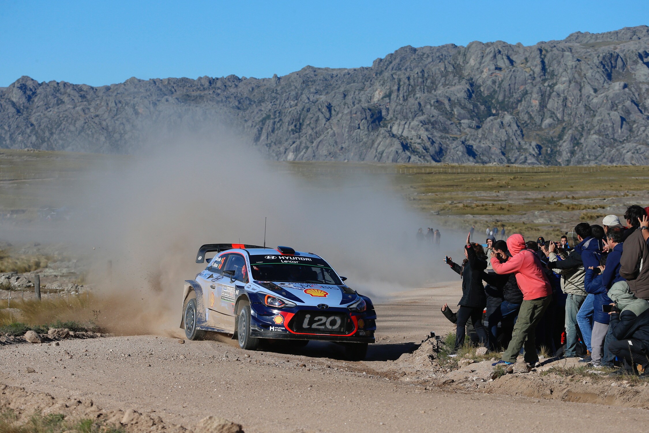 WRC, Neuville strappa la vittoria a Evans in Argentina