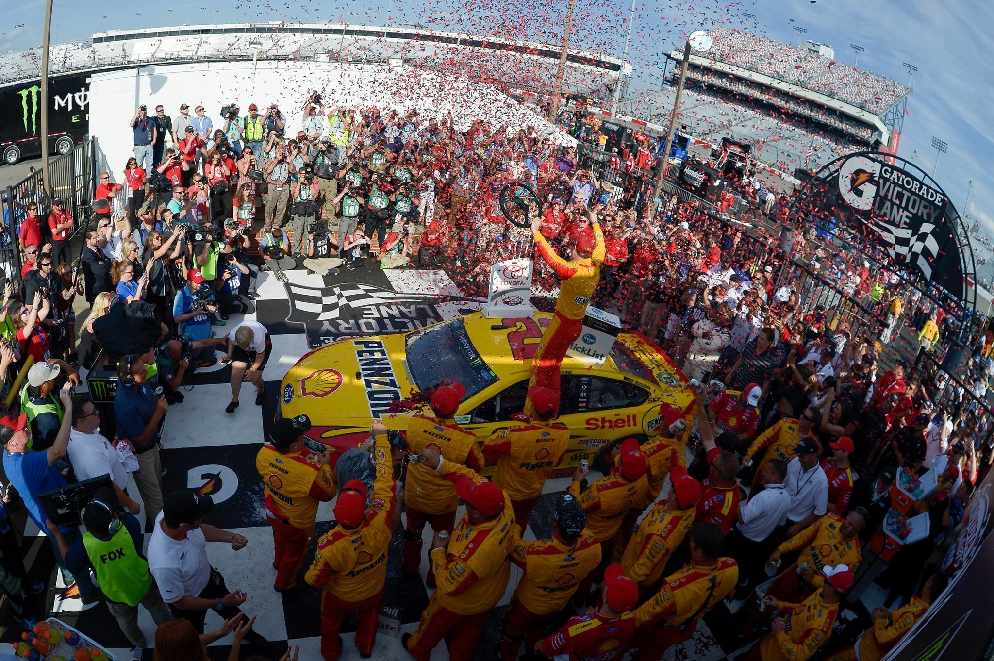 Nascar, Logano si impone a Richmond