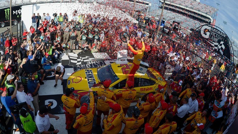 Nascar, Logano si impone a Richmond