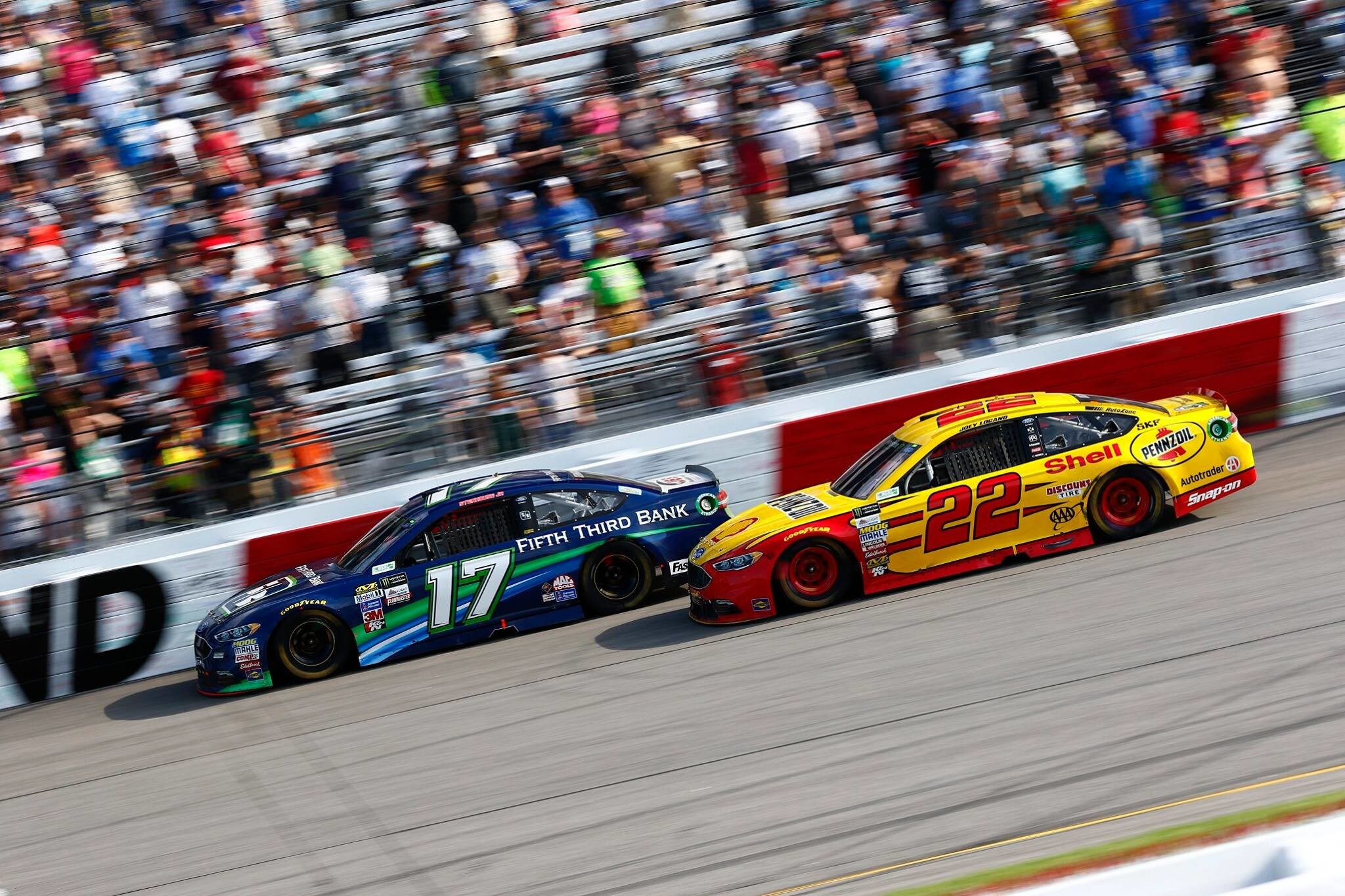 Nascar, Stenhouse in volata a Talladega