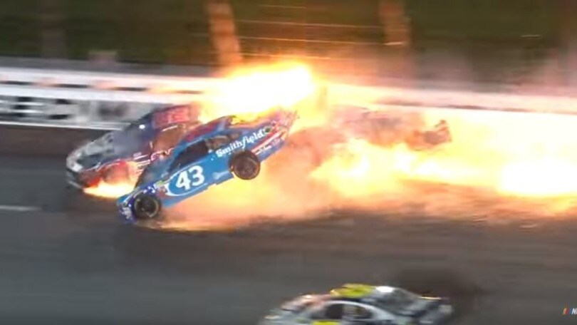 Nascar, Truex non sbaglia in Kansas, paura per Almirola