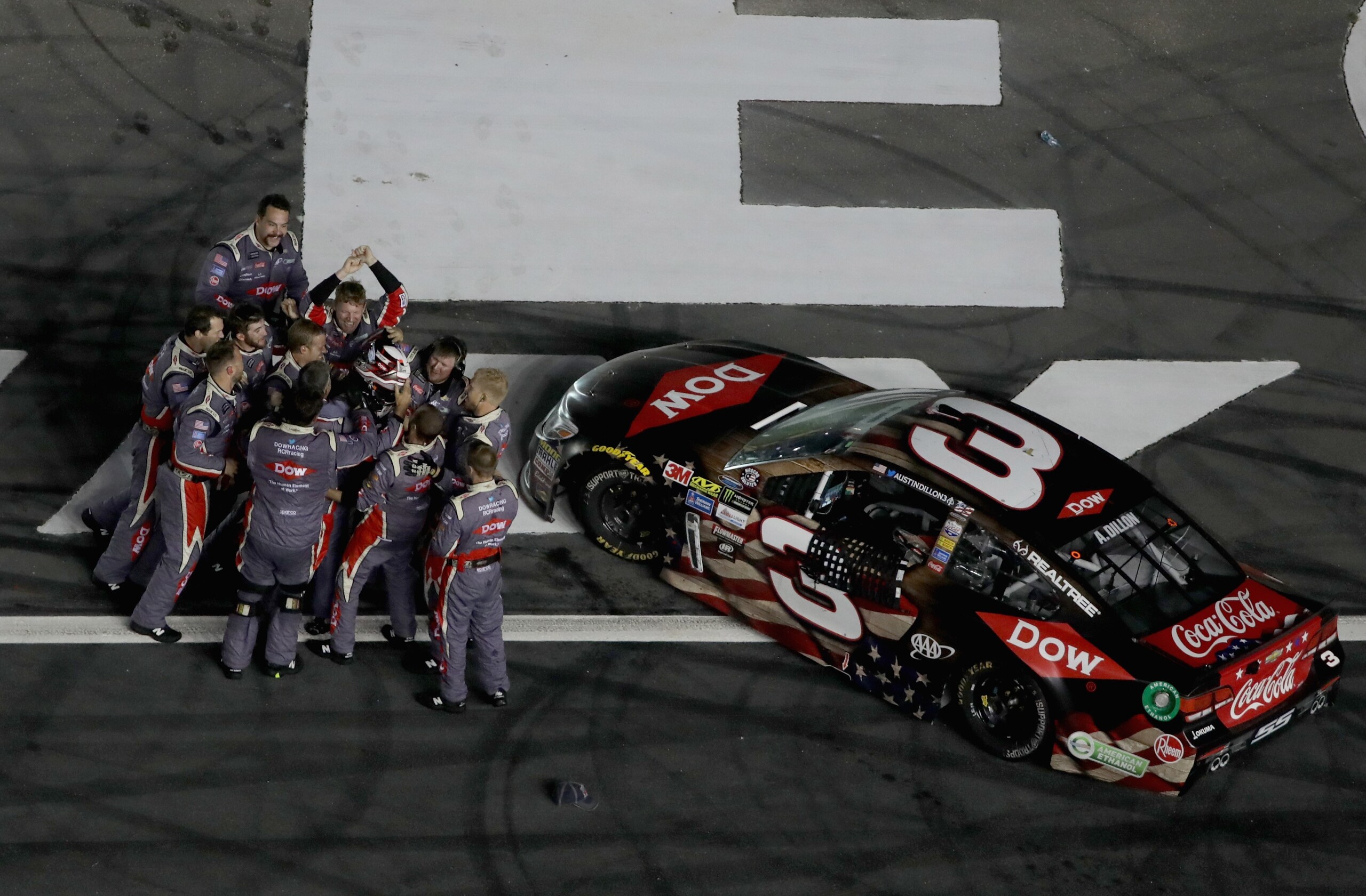 Nascar, Dillon vince a Charlotte