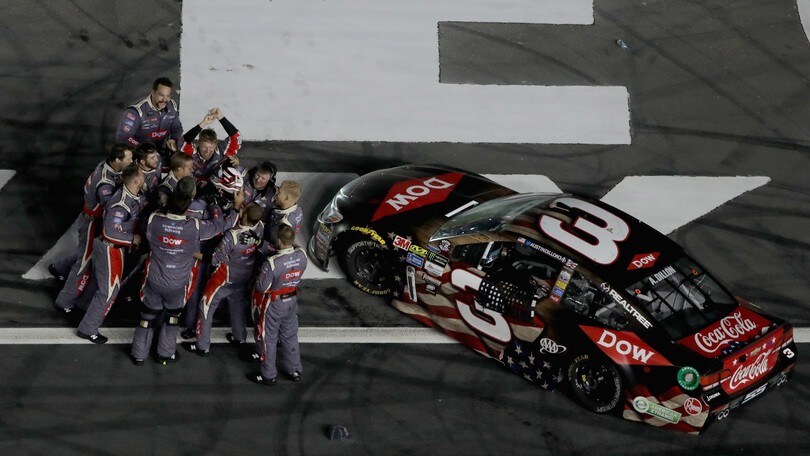 Nascar, Dillon vince a Charlotte