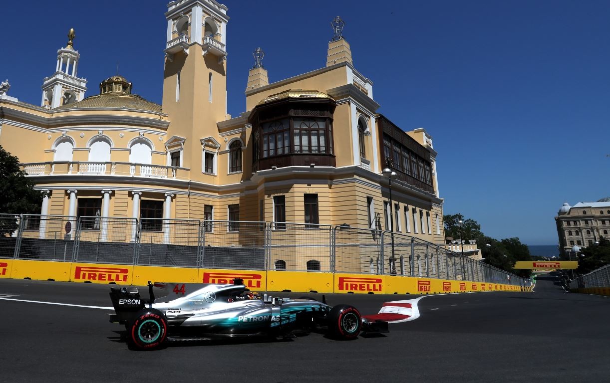 Formula 1 Baku: Hamilton micidiale in qualifica, seconda fila Ferrari