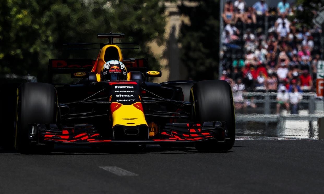 F1 Baku, Ricciardo approfitta della battaglia tra Vettel e Hamilton