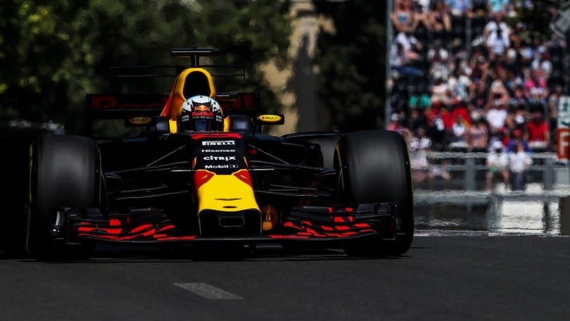 F1 Baku, Ricciardo approfitta della battaglia tra Vettel e Hamilton