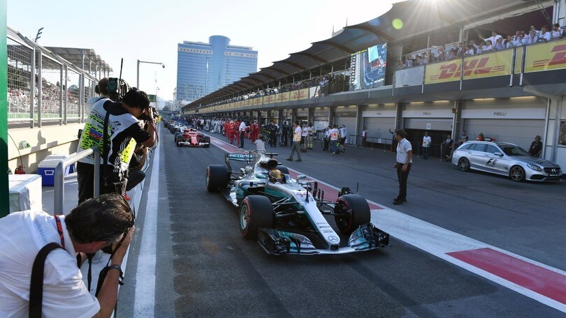 Team radio a Baku, Hamilton: "Charlie, 10" non sono abbastanza"