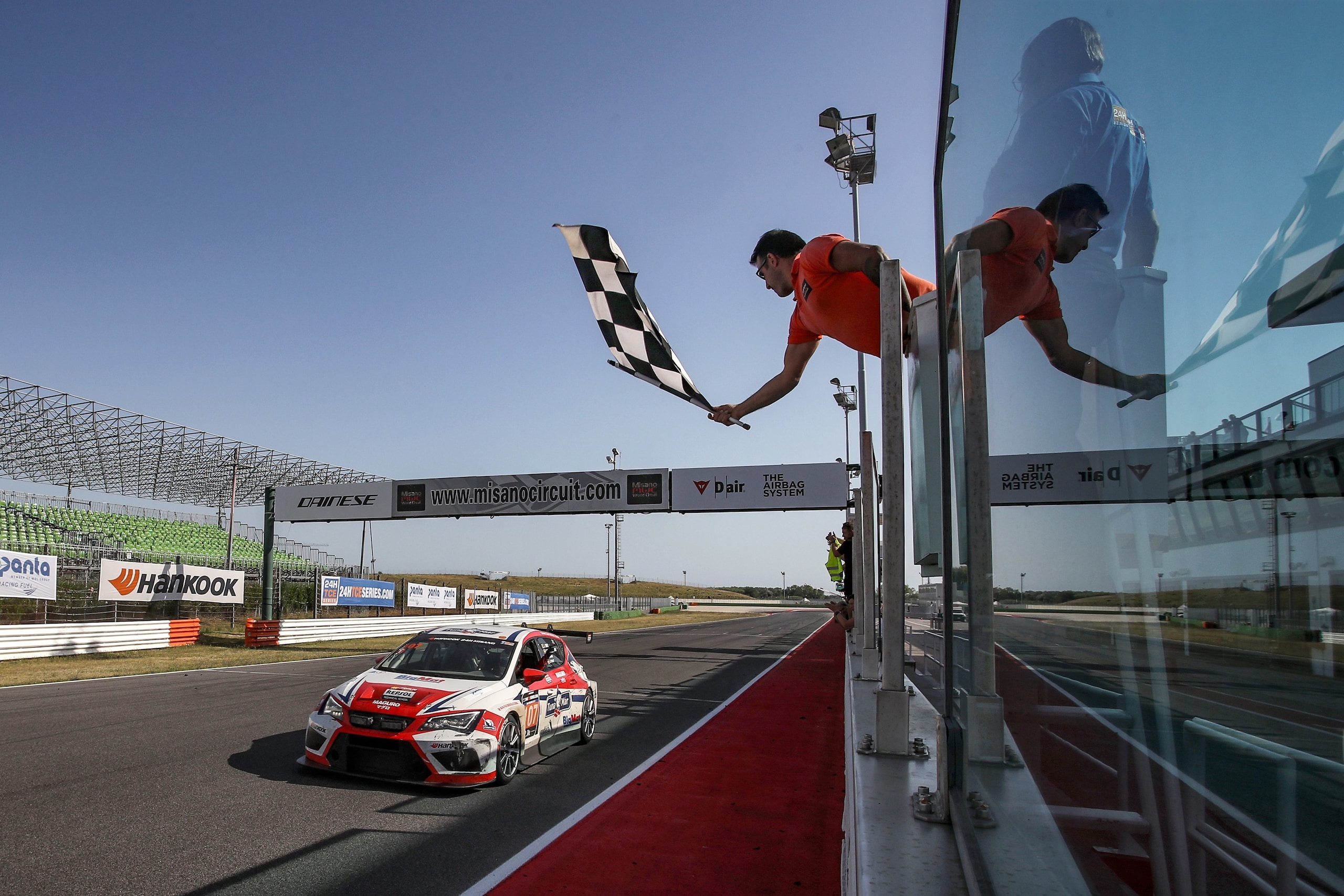 Seat vince la prima 24 Ore di Misano