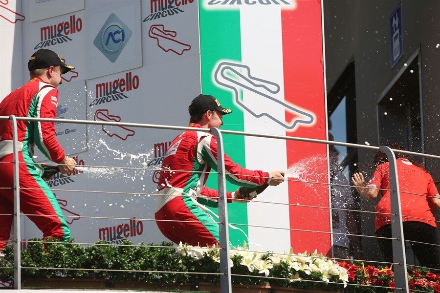 F4 Mugello, Armstrong domina gara 1
