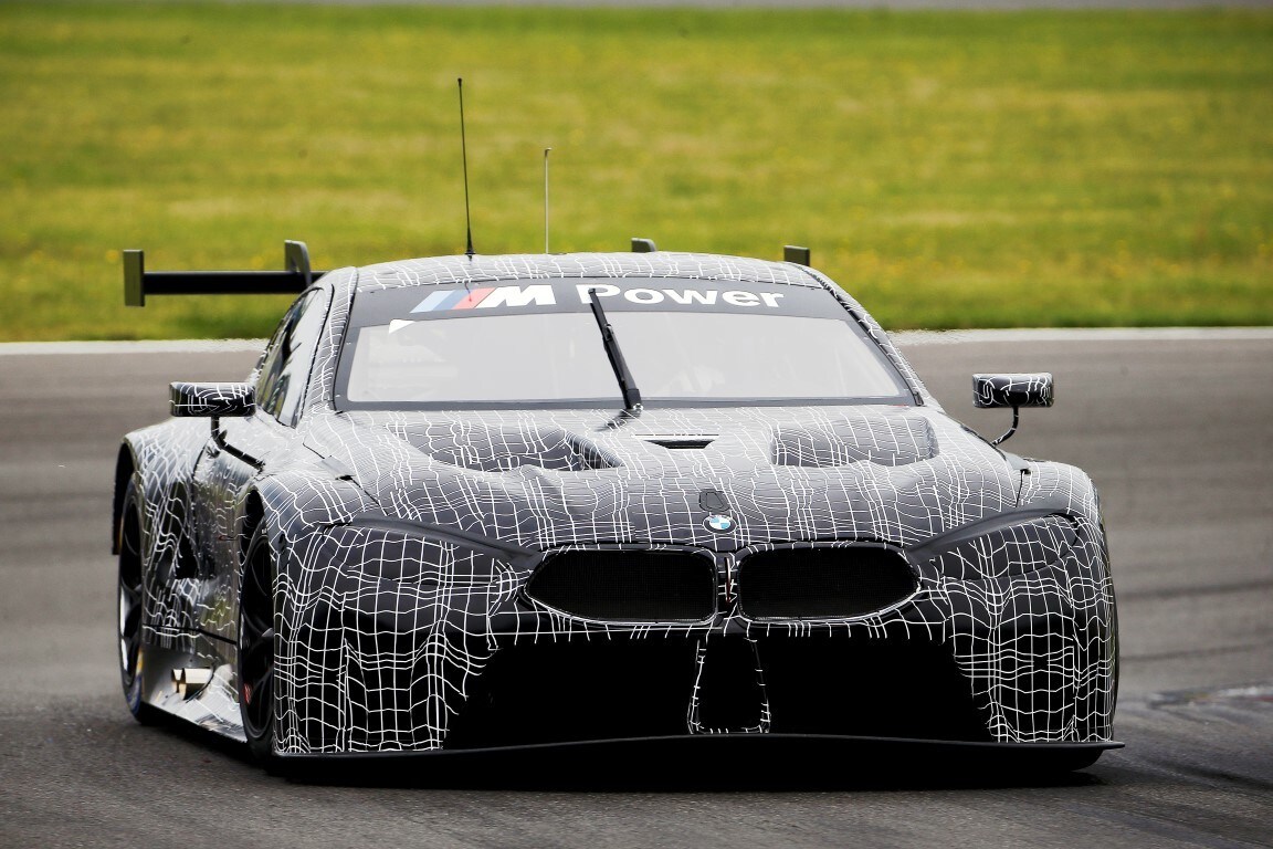 BMW M8 GTE si vela nel primo test in pista