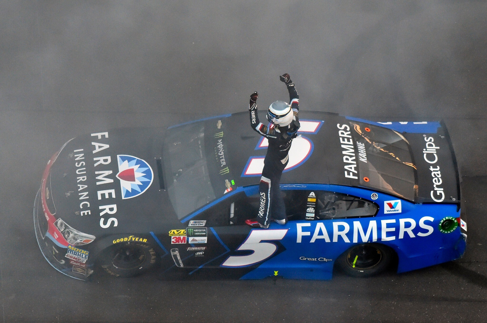 Nascar, a Indy Kahne vince una gara falcidiata da pioggia e incidenti