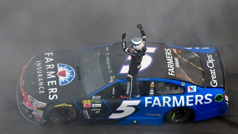 Nascar, a Indy Kahne vince una gara falcidiata da pioggia e incidenti