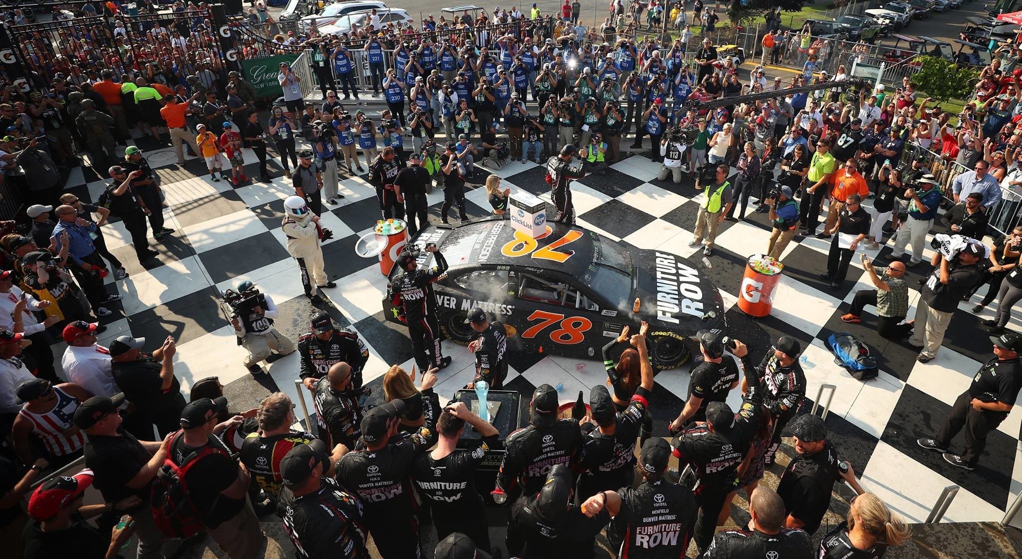 Nascar, Truex cala il poxer a  Watkins Glen