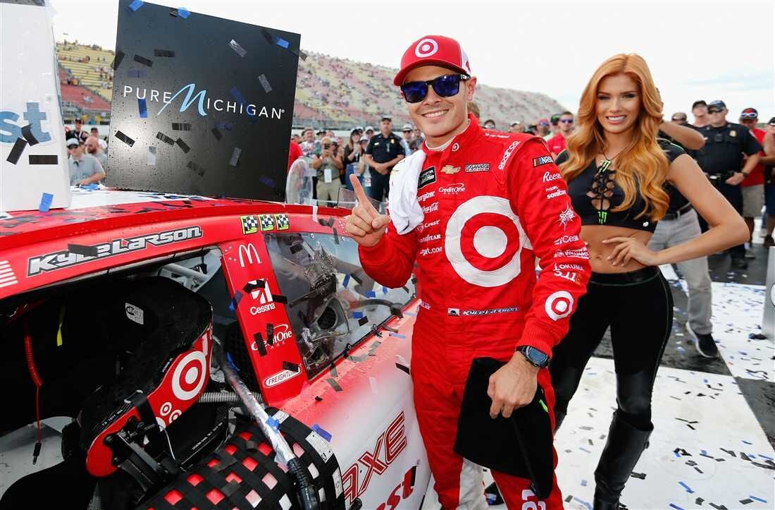 Nascar, in Michigan Larson vince il testa a testa con Truex