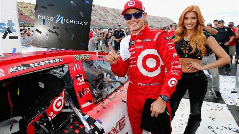 Nascar, in Michigan Larson vince il testa a testa con Truex