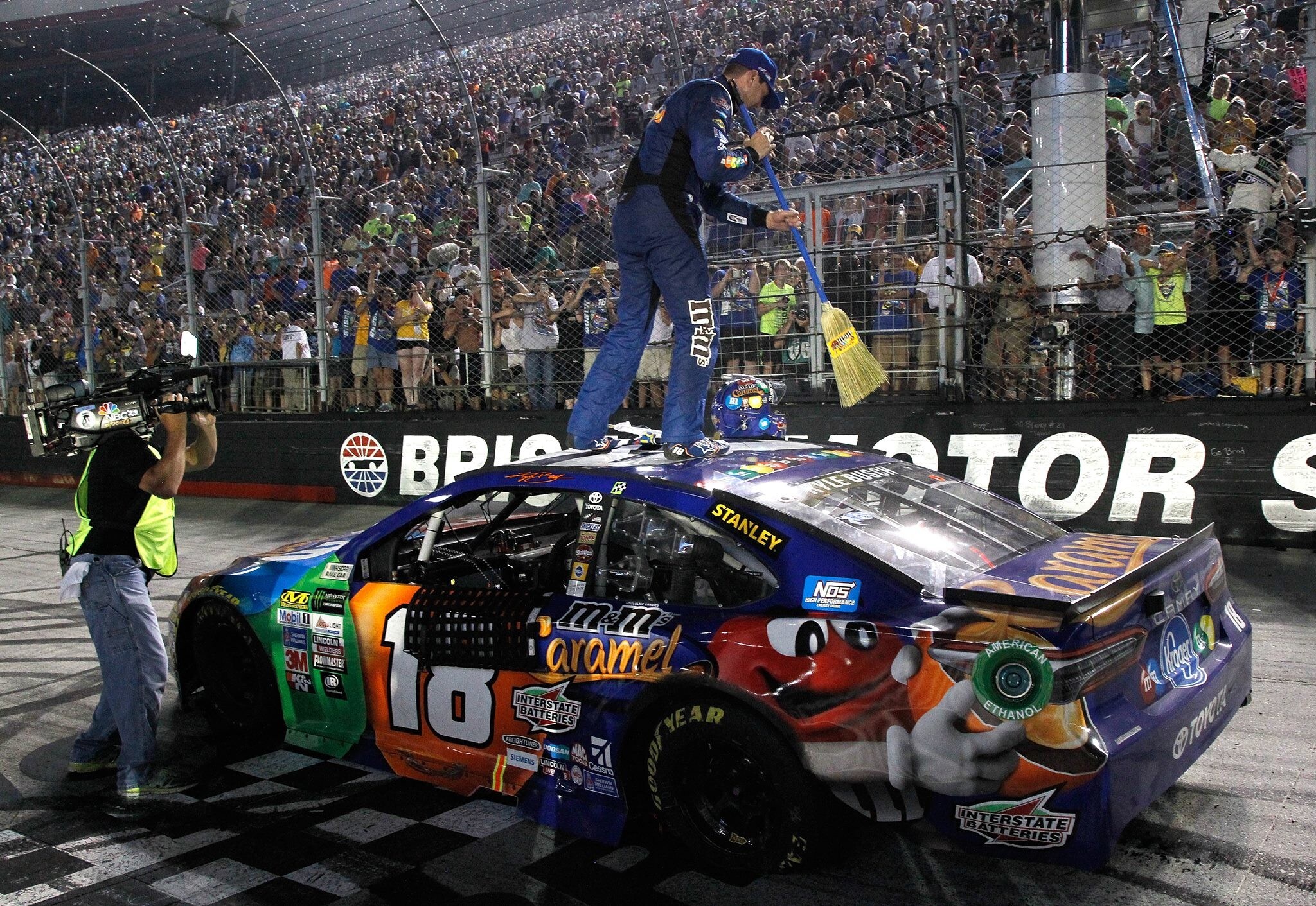 Nascar, a Bristol trionfa Kyle Busch, Beffato nel finale Erik Jones