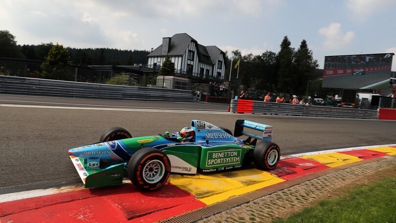 Mick Schumacher guida a Spa la Benetton del padre