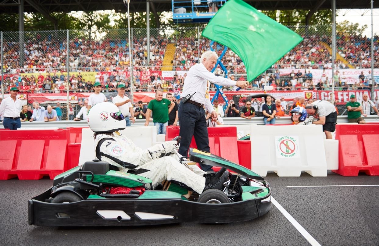 F1 Monza, i piloti sfidano le vecchie glorie del calcio sui kart