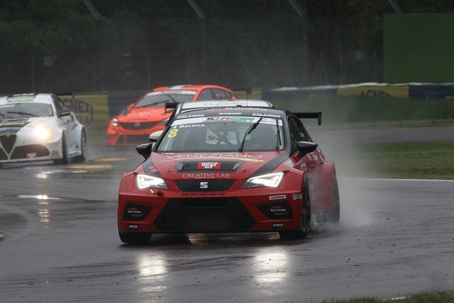 TCR Imola, Giacon di un soffio in gara 1, Baldan sotto la pioggia in gara 2