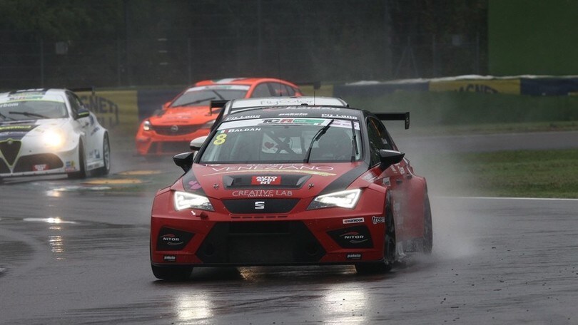 TCR Imola, Giacon di un soffio in gara 1, Baldan sotto la pioggia in gara 2