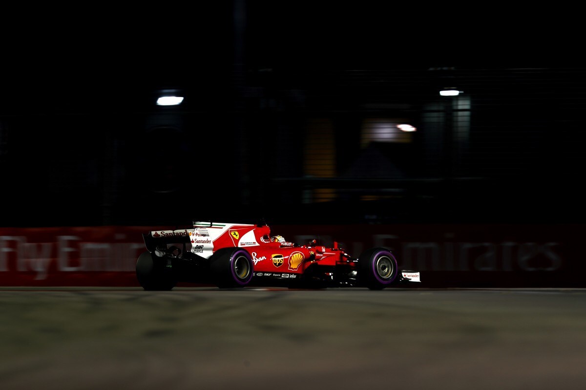 Formula 1 Singapore, Vettel vola nella notte: pole Ferrari