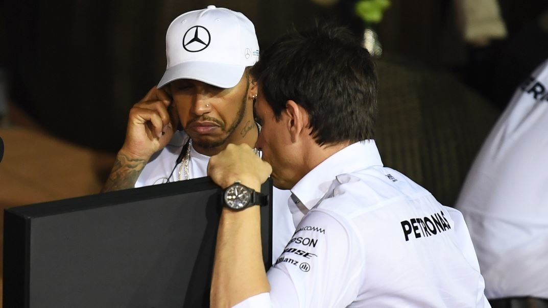 Formula 1 Singapore, Hamilton incassa il colpo e spera in Verstappen