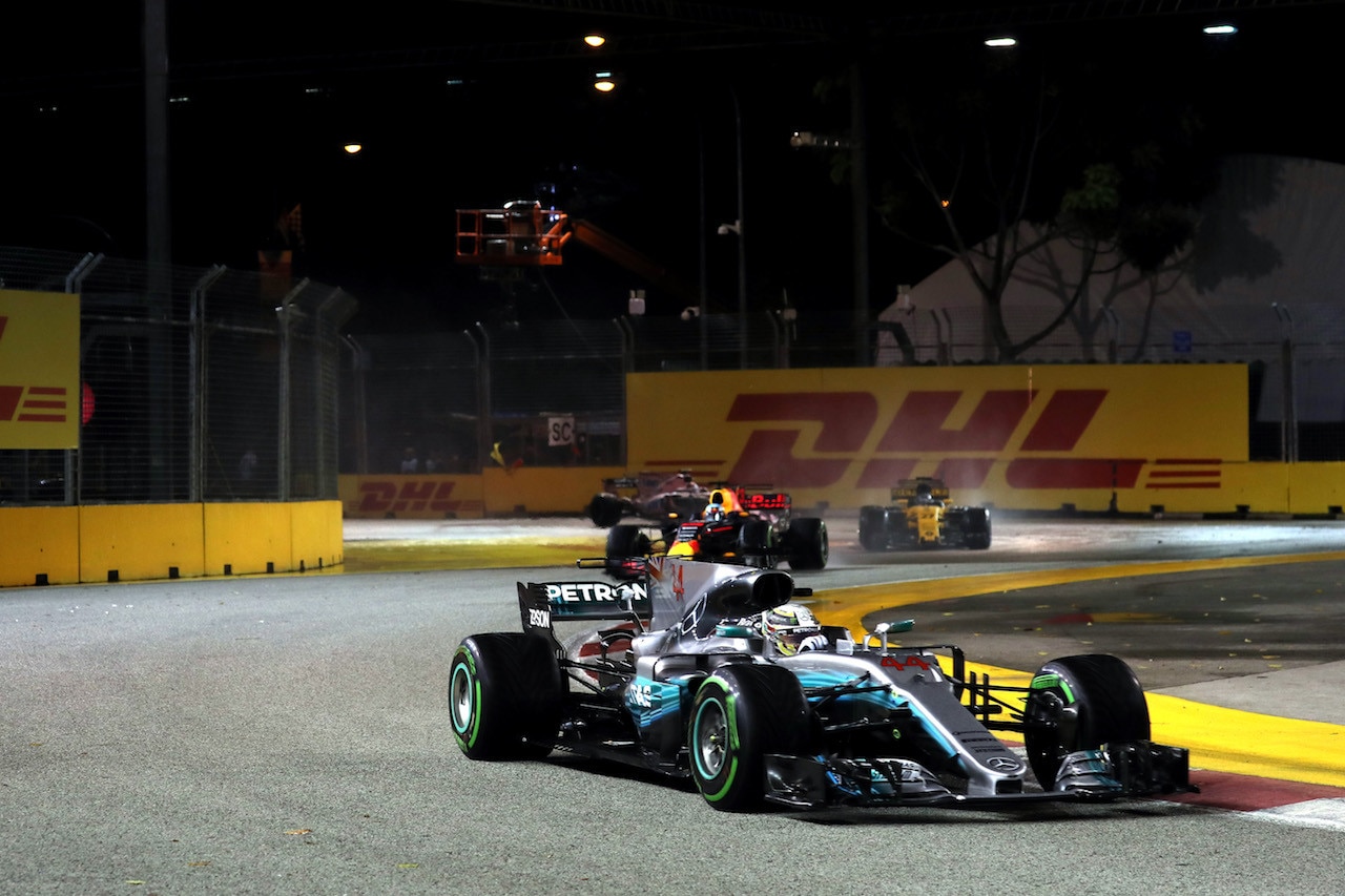 F1 Singapore: vince Hamilton, nella notte del disastro Ferrari