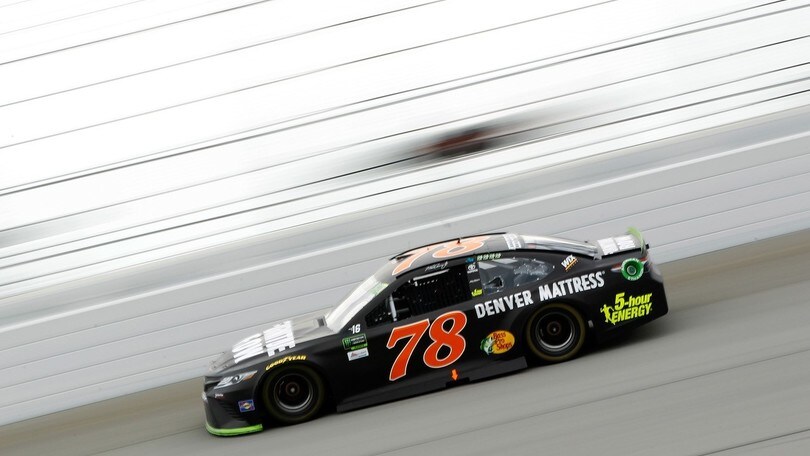 Truex apre i playoff Nascar a Chicago
