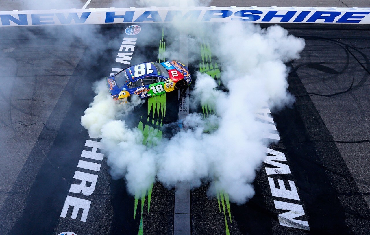 Nascar, Kyle Busch domina a Loudon una gara stile Giorni di Tuono