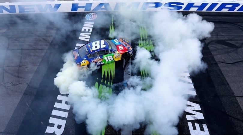 Nascar, Kyle Busch domina a Loudon una gara stile Giorni di Tuono
