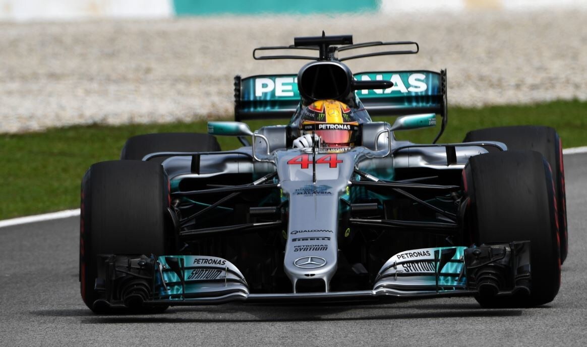 Formula 1 Malesia: Hamilton in pole di un soffio su Raikkonen, dramma Vettel
