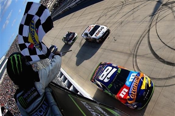 Nascar, Kyle Busch spietato a Dover sul Monster Mile