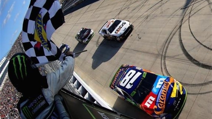 Nascar, Kyle Busch spietato a Dover sul Monster Mile