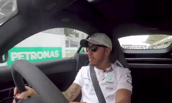 Sepang, un giro di pista con Lewis Hamilton